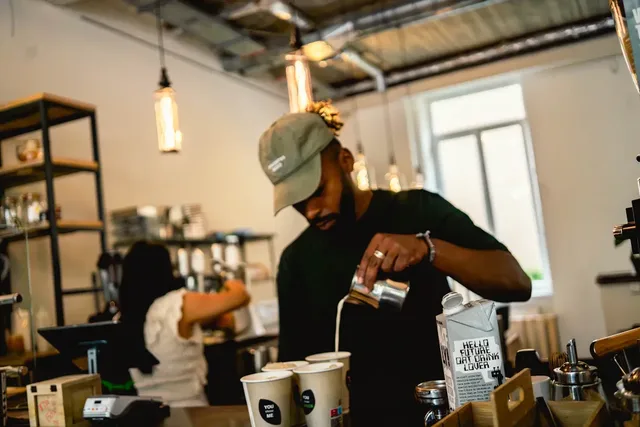Preparação de uma bebida num balcão com máquina de café